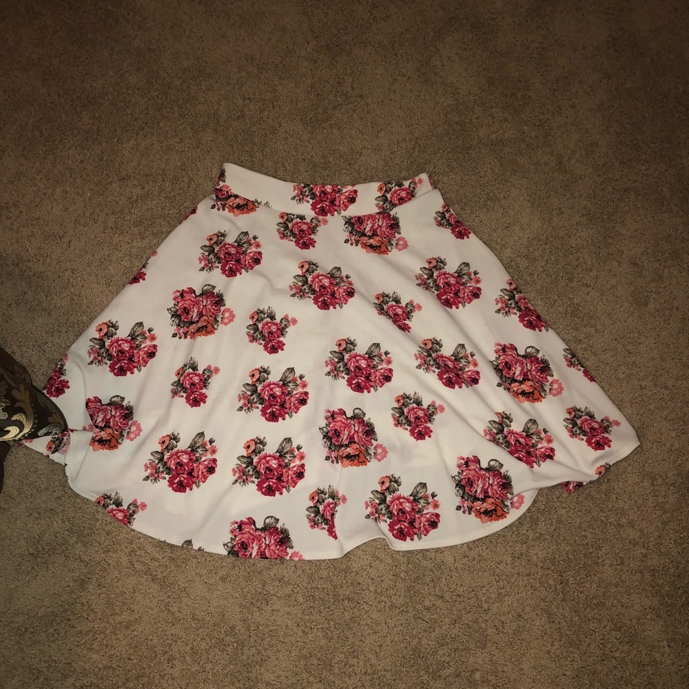 ✨✨ #ISSASALE ✨✨  Floral Skater Skirt